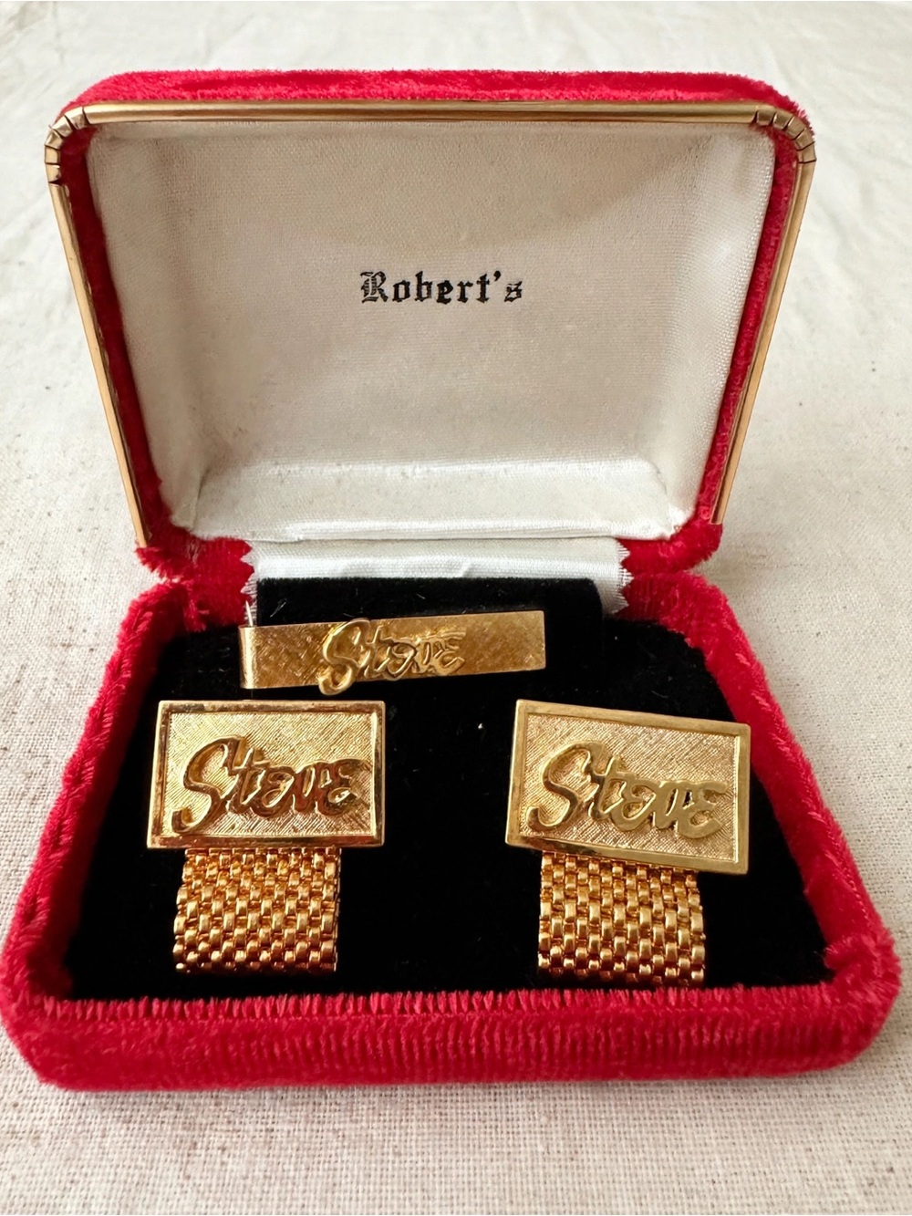 Vintage "Robert's" Gold Tone Script "Steve" Cufflink & Tie Bar Set, Mesh Links
